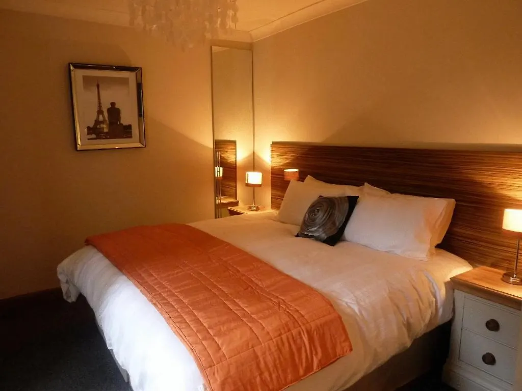 Hewlett Apartments Cheltenham