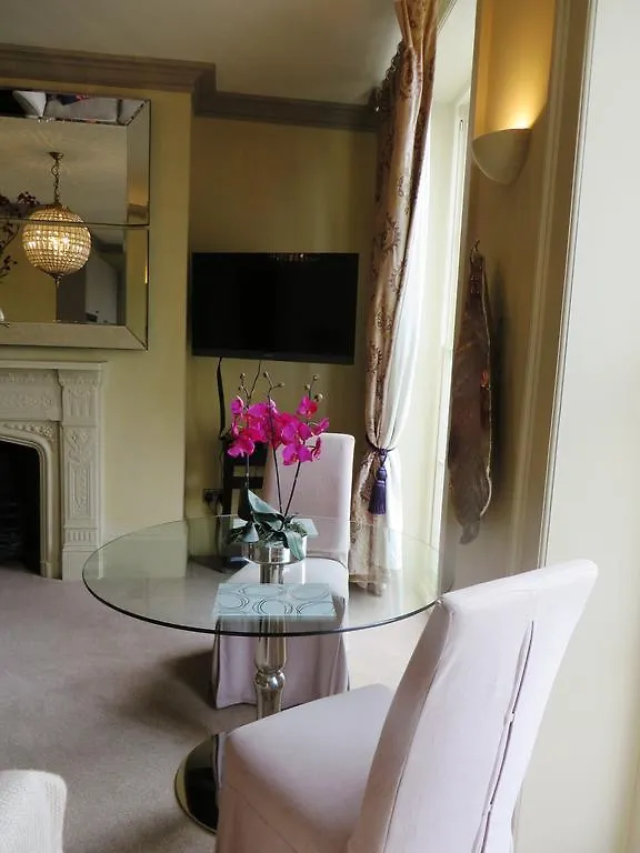 Hewlett Apartments Cheltenham