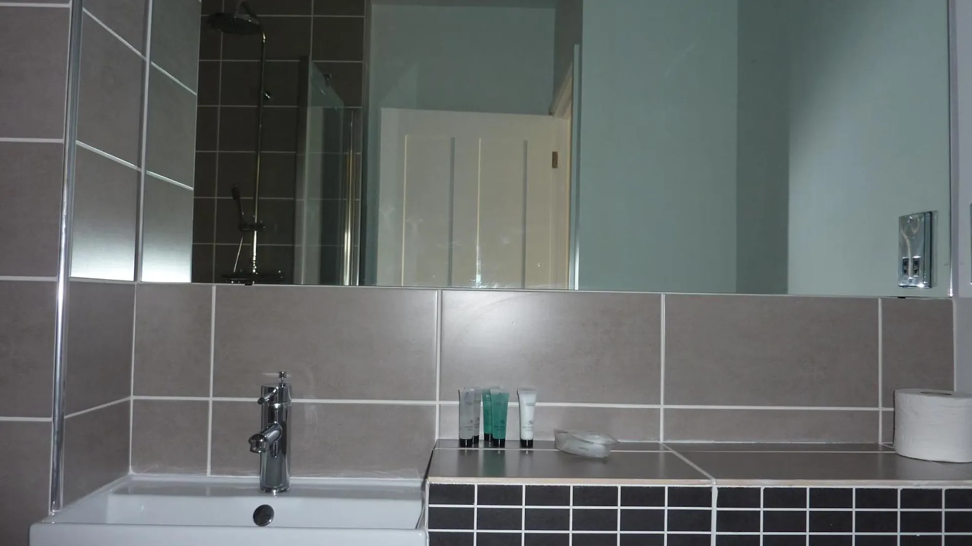Hewlett Apartments Cheltenham