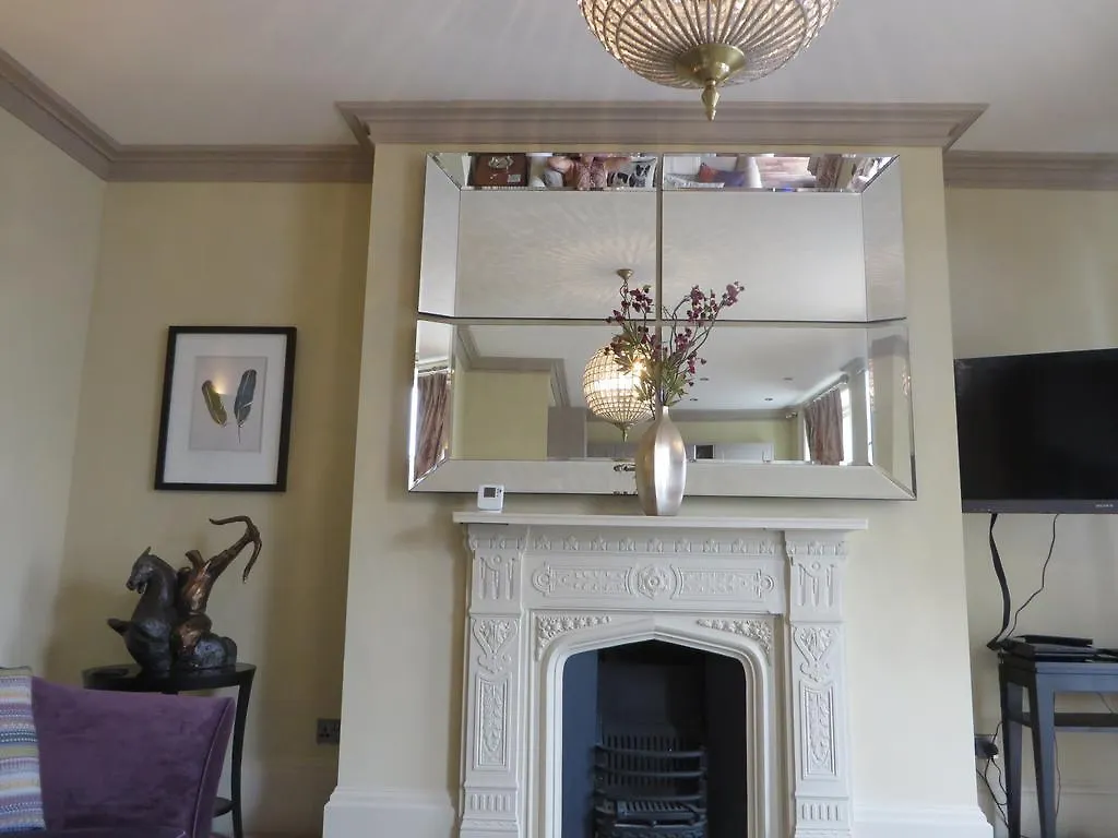 Hewlett Apartments Cheltenham